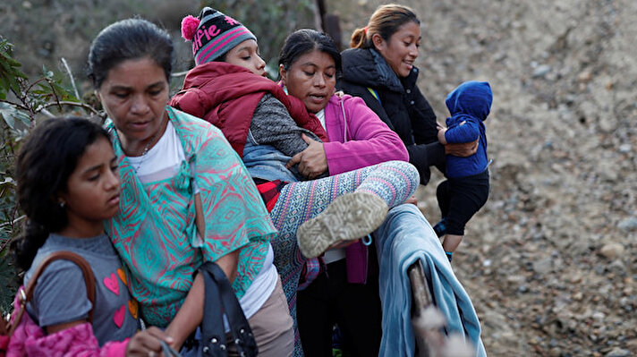 Migrants attempt to cross US-Mexico border 