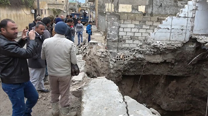 Fırat'ın doğusundaki terör örgütü PKKPYD'ye yönelik operasyon yapılacağı açıklamalarının ardından bölgede bulunan teröristler, siper olarak kullanmak için tünel kazmaya başladı. 