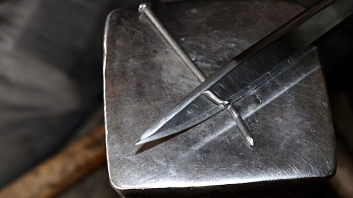 Türkiye'nin önemli bıçak üretim merkezlerinden Sivas'ta Eski Sanayi'de 36 yıldır baba mesleğini sürdüren İsmail Gölebatmaz'ın tasarladığı ve kendi hazırladığı karışımla çeliği 10 kat daha sert hale getirdiği "demir kesen" bıçaklara, meraklıları yoğun ilgi gösteriyor.

