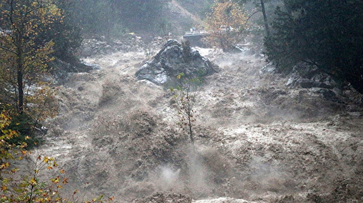 Antalya’da dün gece başlayan aşırı yağışlar Konyaaltı ilçesi Boğaçayı Deresi’nde taşkına neden oldu.