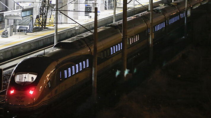Ankara-Konya seferini yapan Yüksek Hızlı Tren (YHT) ile yol kontrolü yapan kılavuz lokomotifin çarpıştığı Marşandiz İstasyonu'ndaki hat, onarım çalışmalarının tamamlanmasıyla tren seferlerinde kullanılmaya başlandı.
