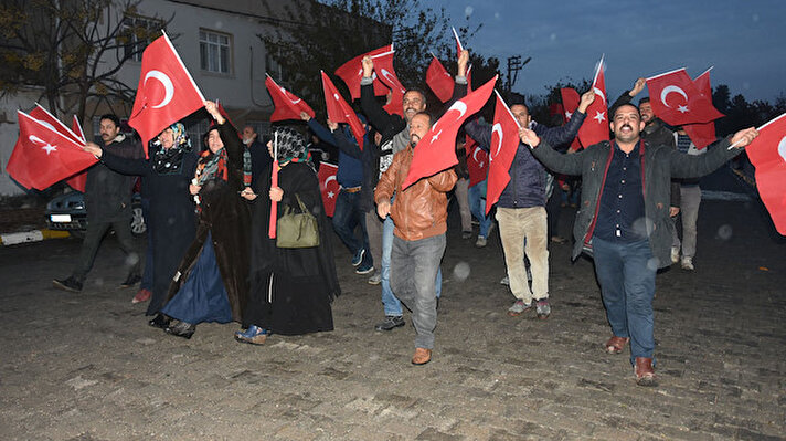 İlçenin sınıra sıfır noktasında toplanan yaklaşık 50 kişilik grup, sınır hattına doğru ellerinde Türk bayraklarıyla yaklaşık 100 metre yürüdü.