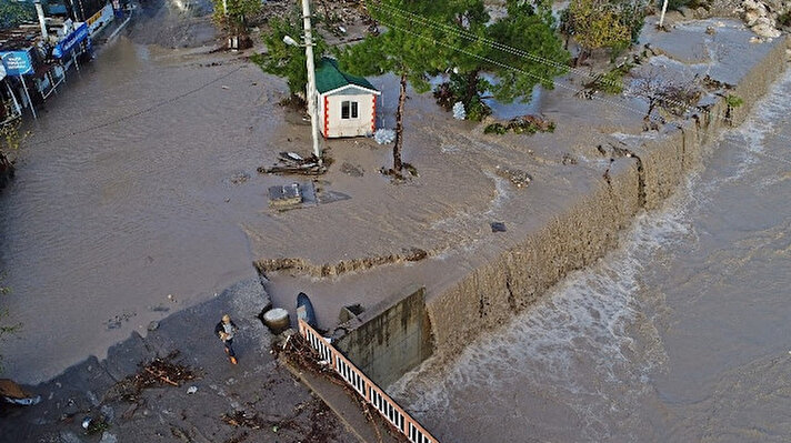 Antalya'nın Kemer ilçesinde, dün akşam saatlerinde kuvvetli yağışın etkisiyle birlikte meydana gelen sel, 20'ye yakın ev ve iş yerinde maddi hasara neden olurken, tarım arazilerine de zarar verdi. 
