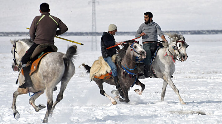 Orta Asya ve Anadolu'da asırlardır oynanan ve rakibin affedildiği tek spor olan "at sırtında savaş oyunu" olarak adlandırılan cirit, kar yağışı ile Kars'ta bu sporu yaşatmaya çalışan köylülerin adeta tutkusu haline geldi.