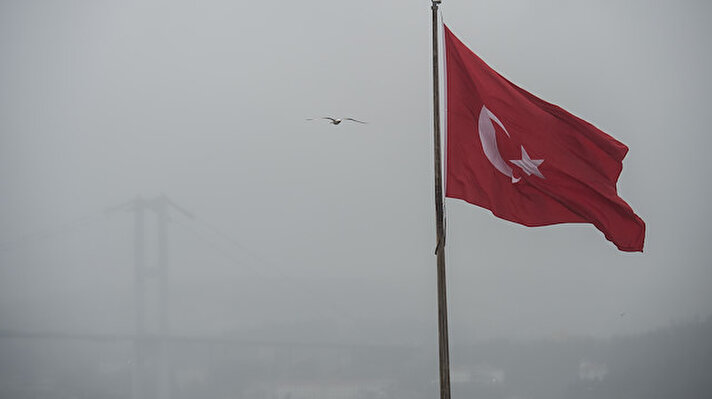 Gece boyunca hafif pus görülen İstanbul güne yağmur ve sisle uyandı. 
