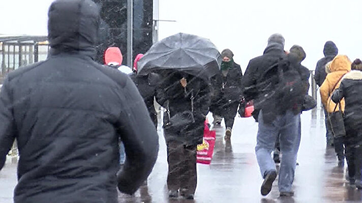 Meteoroloji Genel Müdürlüğünden yapılan uyarıların ardından Beylikdüzü'nde kar yağışı başladı. 