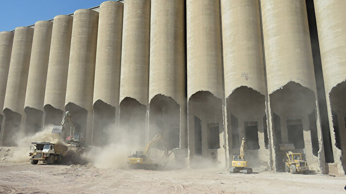 Doğal gaz boru hattı yapımı için 2012 yılında Konya'da bin 800 metre uzunluğundaki hattı patlatarak "dünyanın en uzun patlatması" rekorunu kıran, Osmangazi Köprüsü'nün ayakları için denizin 26 metre altında patlatma yaparak tarihe geçen patlatma uzmanı Mehmet Güler, geçen yıl Irak'ın Süleymaniye kentinde 40 metre yüksekliğindeki 64 silo ve 55 metre yüksekliğindeki un fabrikasından oluşan dev yapıyı patlatarak uluslararası belgesellere konu oldu.