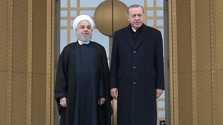 Cumhurbaşkanı Recep Tayyip Erdoğan, İran Cumhurbaşkanı Hasan Ruhani'yi Cumhurbaşkanlığı Külliyesi'nin ana giriş kapısında karşıladı.