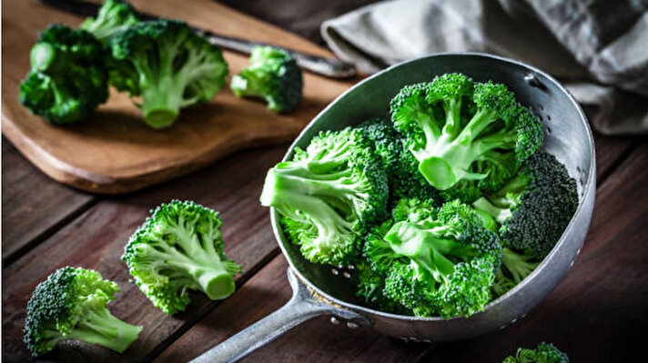 Brokoli, vitamin deposu ve antioksidan olma özelliğinin yanı sıra ‘’glukosinolatlar’’ denen etkili bileşenleri de içeriyor.