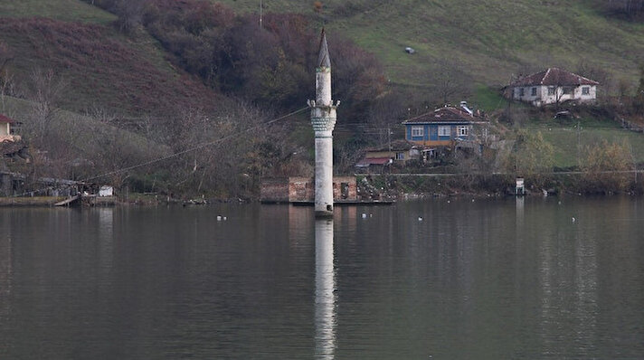 Samsun'un Bafra ilçesinde 27 yıl önce Kızılırmak Nehri üzerine kurulan barajla Boğazkaya Mahallesi'ndeki evler ve cami sular altında kaldı. Baraj suları bir tek cami minaresi ve 7 asırlık çınarın dallarını aşamadı.
