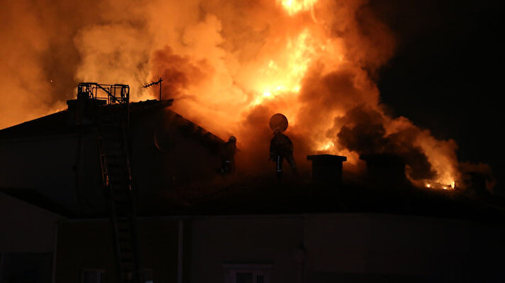 Hüdavendigar Mahallesi Derince Sokağı'nda sitede bulunan 7 katlı bir binanın çatı bölümünde henüz belirlenemeyen nedenle yangın çıktı. 