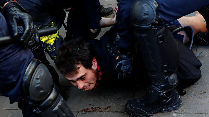 Barselona'da sabaha karşı başlayan ve halen devam eden gösteriler başta ulaşım olmak üzere yaşamı felç etti. 