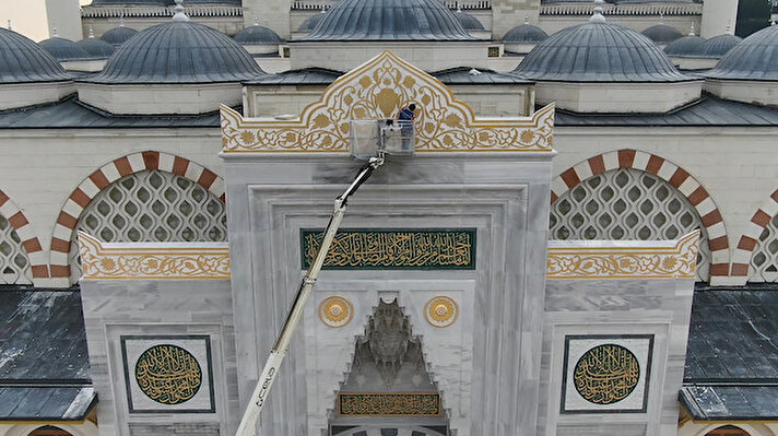 Cumhurbaşkanı Recep Tayyip Erdoğan'ın, Başbakanlığı döneminde 6 Ağustos 2013'te temelleri atılan Çamlıca Camii'nde artık sona gelindi. Caminin şu anda yüzde 99'u tamamlandı. Şantiye de şu anda peyzaj çalışmalarına ağırlık verilmiş durumda. 