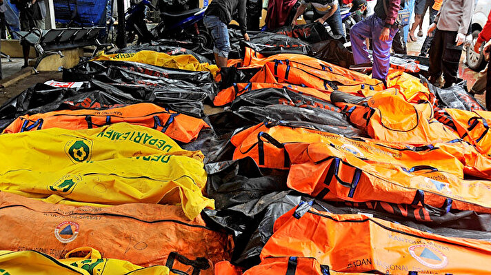 Endonezya'da Sunda Boğazı'nda meydana gelen tsunamide ölü sayısının 222'ye yükseldiği bildirildi.