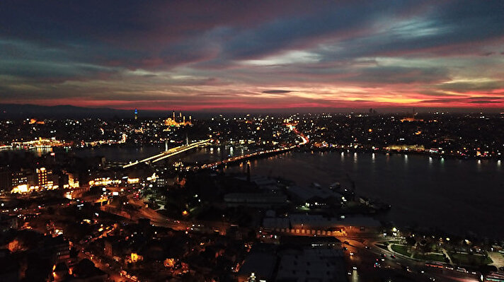 İstanbul'da akşam saatlerinde gökyüzü kızıla boyandı. 