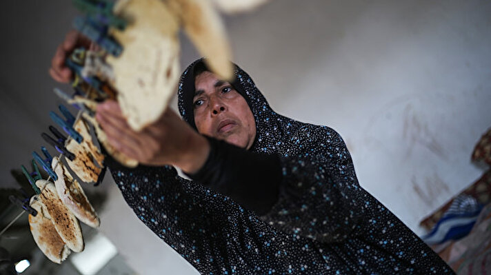 Palestinian woman Fairouz, whose husband suffers from kidney disease, has been collecting bread crumbs to sell them to bird breeders in order to earn some money to feed her seven kids that are living in a run-down house in Gaza.