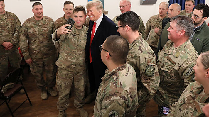 ABD Başkanı Donald Trump eşi Melania ile birlikte Irak'a sürpriz bir ziyarette bulundu.