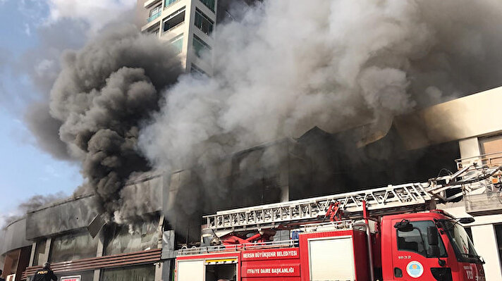 Alınan bilgiye, merkez Mezitli ilçesindeki 12 katlı bir apartmanın altındaki mobilya ve beyaz eşya dükkanlarının da bulunduğu alanda henüz belirlenemeyen bir nedenle yangın çıktı.

