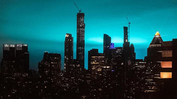 ABD'nin en büyük kentlerinden New York semalarında akşam saatlerinde sıra dışı bir mavi ışık belirdi. 

