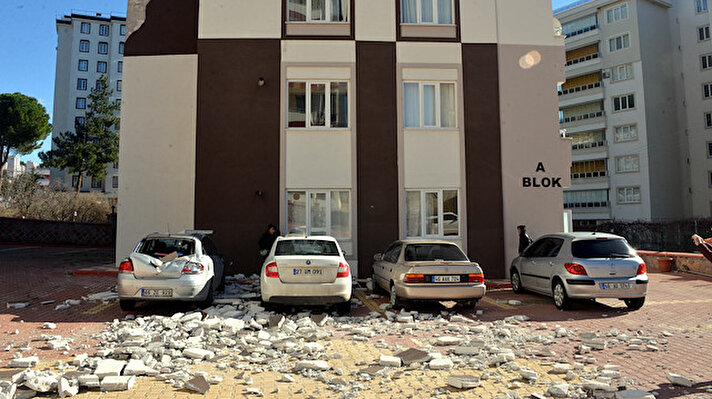 Olay, merkez Gedemen Mahallesi'ndeki Kaplan Sitesi'nde meydana geldi. Gece saatlerinde sitenin A bloğunun dış cephe yalıtımının bir bölümü koparak büyük bir gürültüyle park halindeki otomobillerin üzerine düştü. 
