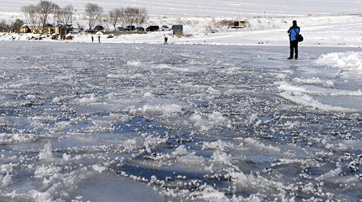Ardahan'ın Göle ilçesinde cuma gecesi termometreler sıfırın altında 28.7 dereceye kadar düşerken, şehir merkezinde ise 23.2 dereceyi gösterdi. 