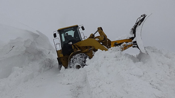 Kent merkezine 20 kilometre mesafede bulunan Üçevler yolunda kar kalınlığının 5-6 metreyi bulması ekiplere zor anlar yaşattı.