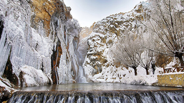 İlçe merkezine 8 kilometre uzaklıkta yer alan ve geçen yıl Türkiye'nin 243. tabiat parkı ilan edilen Günpınar Şelalesi'nin büyük kısmı, ilçede hava sıcaklığının sıfırın altında 15 dereceye kadar düşmesi üzerine kısmen buz tuttu.

