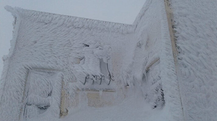 UNESCO’nun Dünya Kültür Mirası Listesi'nde yer alan 2 bin 206 metre yükseklikteki Nemrut Dağı’nda bulunan devası heykeller eksi 22 derecede adeta buz kesti. Yoğun kar yağışı ve tipi sonrası kara gömülen heykellerin görüntüsü hayran bıraktı. 