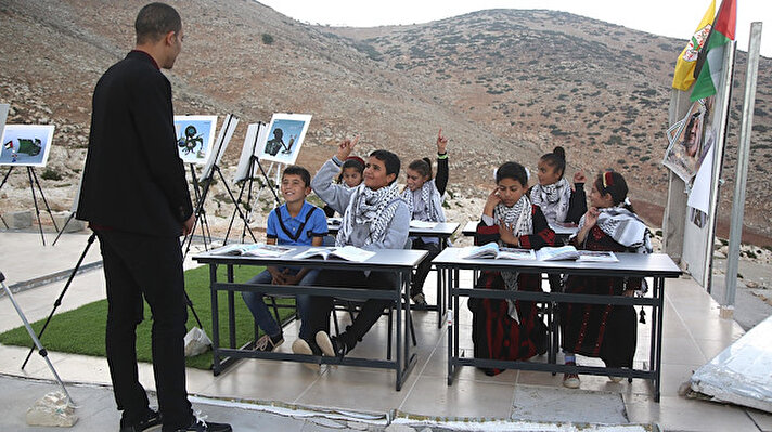 Batı Şeria'nın Tubas kentinin doğusunda küçük bir köy olan yaklaşık 180 kişilik bir nüfusa sahip Ebzik'te tenekeler kullanılarak inşa edilen 22 öğrencinin eğitim gördüğü okulun açılışı bu yıl Filistin Eğitim ve Öğretim Bakanlığı tarafından yapıldı. 

