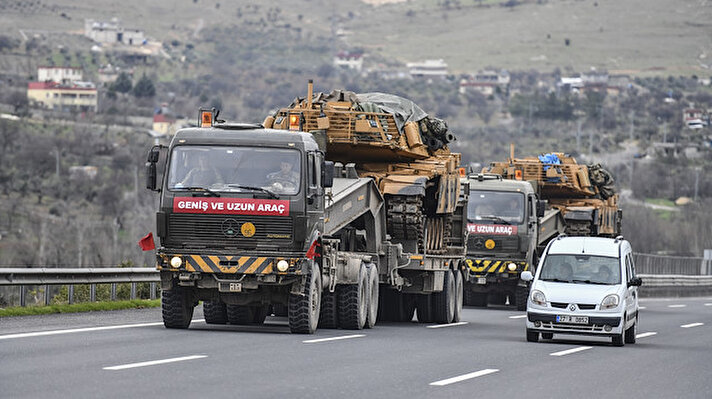 Daha önce Hatay'a gönderilen mühimmat ile malzeme taşıyan askeri araçlardan oluşan konvoy, Kırıkhan ve Hassa ilçelerinden geçerek Gaziantep kara yoluna doğru harekete geçti.