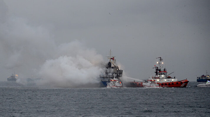 İstanbul Pendik'te açıklarında Marmara Denizi'nde bulunan bir yük gemisi alev alev yandı. Gemide bulunan 15 personelin tahliye edildiği belirtildi. Ekiplerin denizden müdahalesinin ardından yangın kontrol altına alındı.