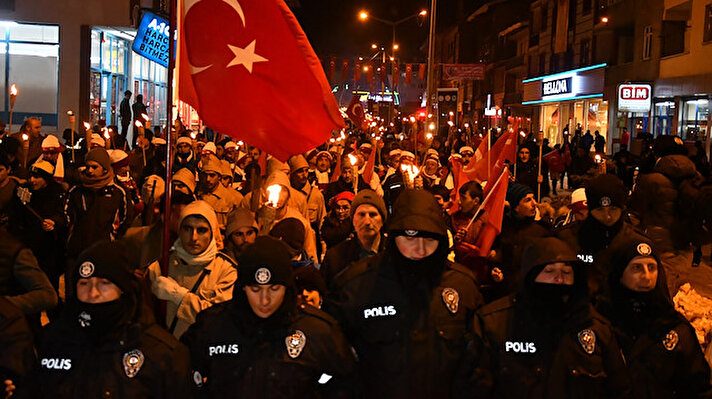 Kars'ın Sarıkamış ilçesinde, Sarıkamış Harekatı'nın 104. yılı etkinlikleri kapsamında yaklaşık on bin kişi, ellerinde Türk bayrakları ile meşaleli yürüyüş gerçekleştirdi.