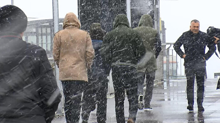 Meteoroloji Genel Müdürlüğünden yapılan uyarılarının ardından İstanbul'da gece saatlerinde beklenen kar yağışı sabaha karşı başladı. 
