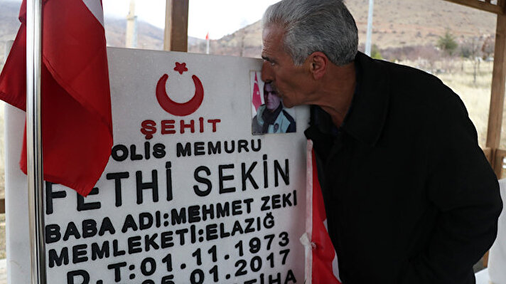 İzmir Adliyesi'ne 5 Ocak 2017'de PKK'lı teröristlerce düzenlenen saldırıyı canı pahasına engelleyen şehit polis memuru Fethi Sekin'in acılı babası, evladının şehadetinin 2. yılında hüznü ve gururu bir arada yaşıyor.  