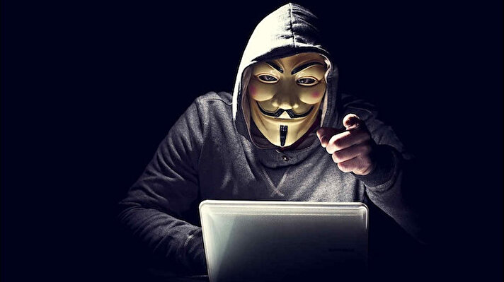 Bilgisayar korsanı grubu The Anonymous, İngiltere hükümetinin gizli belgelerini ve faturalarını yayınladı.
