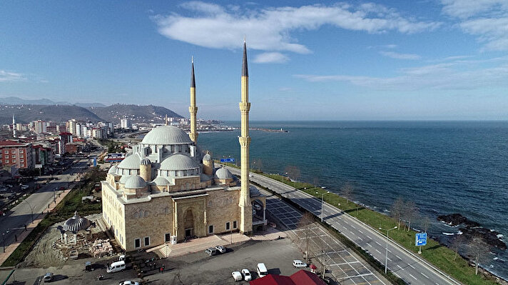 'Unparalleled' Turkish mosque overlooking Black Sea attracts worshippers