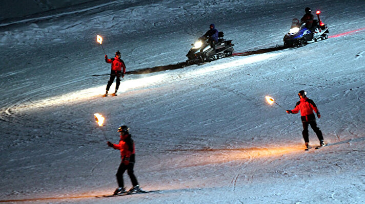 Sarıkamış şehitlerini anma etkinlikleri kapsamında Cıbıltepe Kayak Merkezi’nde JAK timlerince meşaleli kayak gösterisi yapıldı. 