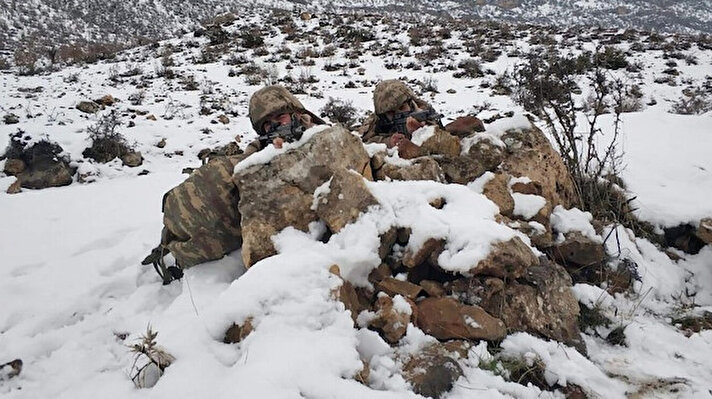 Siirt'te jandarma, hava sıcaklığının eksi 15 dereceye kadar düştüğü Pervari ve Eruh ilçeleri kırsalında terör örgütü PKK'ya yönelik operasyonlarını aralıksız sürdürüyor.