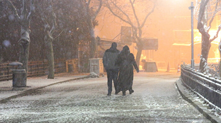 İstanbul'da beklenen kar yağışı gece saatlerinde etkili olmaya başladı. Özellikle yüksek kesimlerde etkili olan kar yağışı trafiği de olumsuz etkiledi.