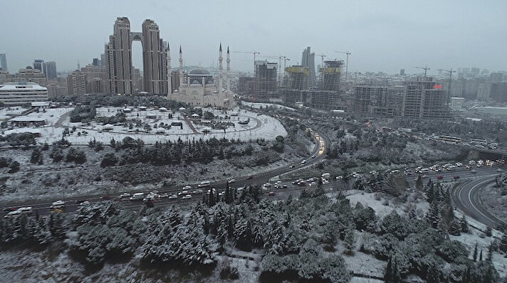Meteoroloji Genel Müdürlüğü'nden dün yapılan uyarıların ardından İstanbul'un bir çok ilçesinde gece boyunca kar yağışı etkili oldu. 