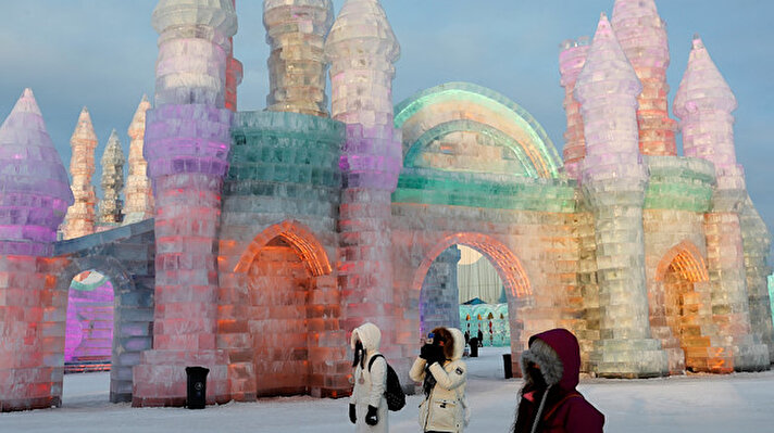 Dünyanın en büyük buz heykeli festivallerinden biri olan Harbin Uluslararası Buz Festivali, Çin’in Harbin kentinde başladı.

