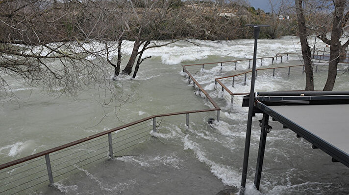 Son günlerde etkili olan yağışlarla Manavgat Irmağı'nın beslediği Manavgat ve Oymapınar barajlarında su seviyesi yükseldi. Barajlardaki su seviyesinin yükselmesi nedeniyle Manavgat Barajı'ndan fazla su salınması Manavgat Irmağı'nda su seviyesinin yükselmesine sebep oldu. 