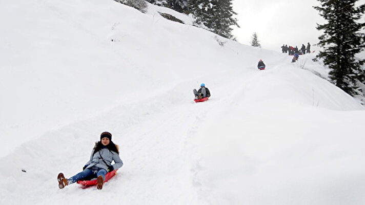 Giresun Turizm Alt Yapı Hizmet Birliği (GİRTAB) tarafında “Kümbet'te kayak ve kızak" etkinliğinde buluşan vatandaşlar kızaklarıyla 5.5 kilometrelik parkurda 1 saat boyunca kesintisiz kaymanın heyecanını yaşadılar.
