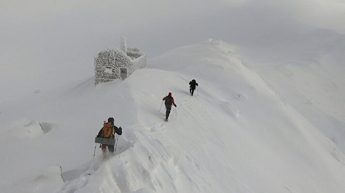 Bursalı dağcı, yaz kış demeden tırmandıkları 2543 metre yüksekliğindeki Uludağ’ın zirvesine soğuk ve fırtınaya rağmen yürüdü.