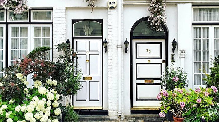 İngiltere'nin başkenti Londra'da bulunan ünlü semt Nothing Hill'deki kapıların fotoğrafını çeken Bella Foxwell​, koleksiyon yapmaya başladı.




