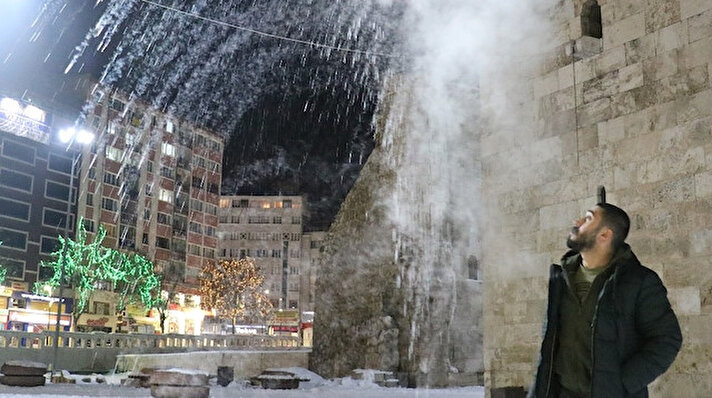 Sivas'ta günlerdir etkisini sürdüren soğuk hava gece yarısı eksi 18 dereceye düştü. Hayat adeta buz kesti. 