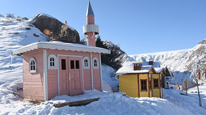 Sivas kent genelinde hafta ortasından itibaren kar yağışı yerini soğuk hava dalgasına bıraktı. 