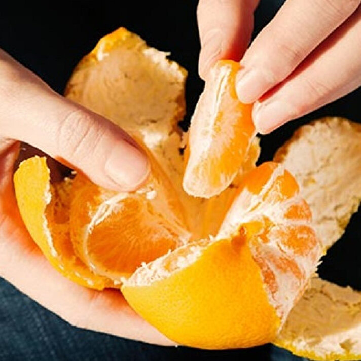 Можно есть кожуру мандарина. Мандарин. Апельсин в руке. Мандарин в руке. Очищенный апельсин.