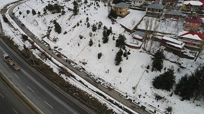 Şehir merkezinde yaşayan Adanalılar, kar görebilmek için hafta sonları Toros Dağları eteklerinde bulunan yaylalara akın ediyor.
