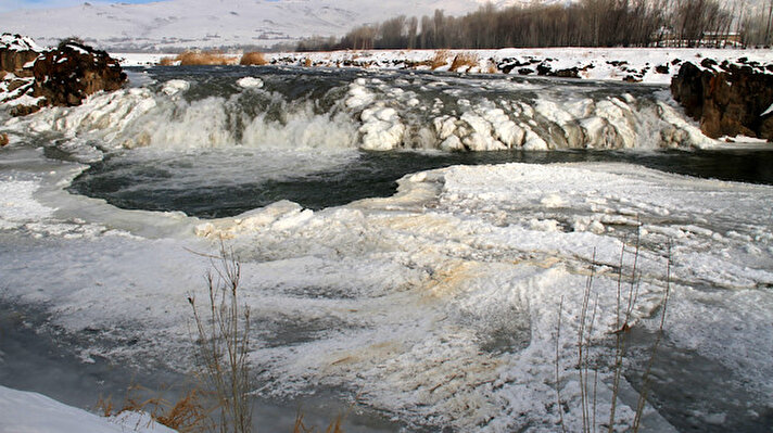 Bölgede olumsuz hava koşulları etkisini sürdürüyor. Hava sıcaklığının gündüz sıfırın altında 10 dereceye kadar düştüğü ilçede, Bendimahi Çayı'ndaki balık bendinin büyük bölümü buzla kaplandı.

